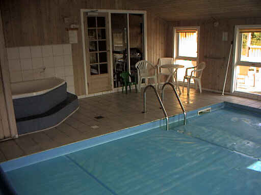 Poolraum mit 18 m grossen swimmingpool und Spa, Sauna und sitzecke